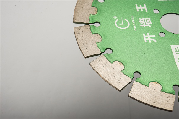 墻槽切割片在鋸切時(shí)會(huì)出現(xiàn)哪些磨損現(xiàn)象呢?